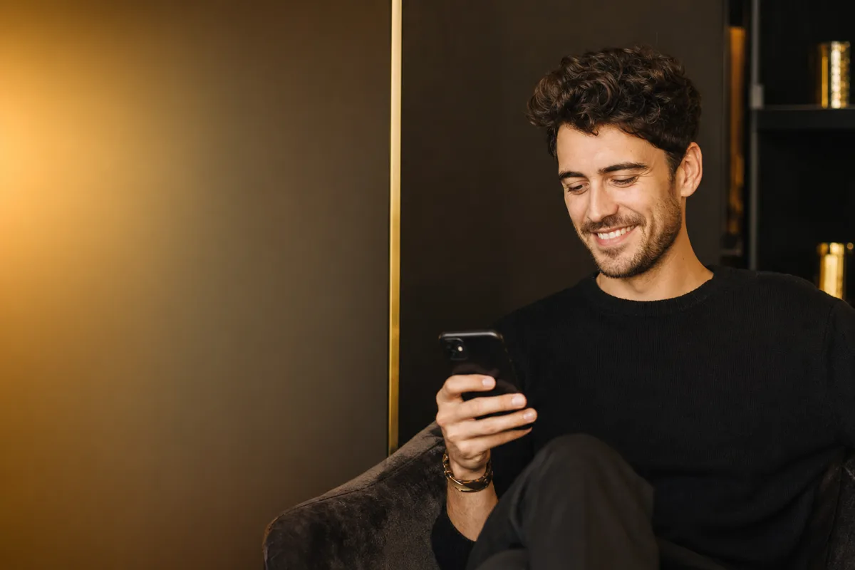 Dating app photo refresh cover for Tinder, Hinge, and Bumble